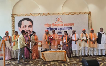 Sitapur : राज्यसभा सांसद डॉक्टर दिनेश शर्मा ने कार्यकर्ताओं में भरा जोश, दिया जीत का मंत्र