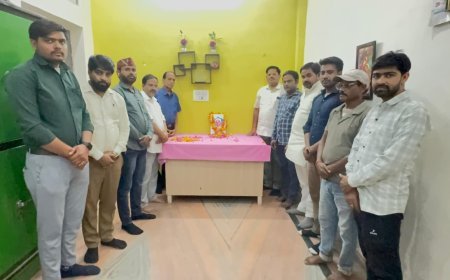 Hardoi : ग्रामीण पत्रकारिता के जनक बाबू बालेश्वर लाल को दी गई श्रद्धांजलि, पत्रकारों ने लिया जनहित की आवाज उठाने का संकल्प