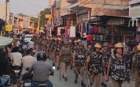 Hardoi : ईद के मद्देनजर हरदोई पुलिस अलर्ट, शांति व्यवस्था बनाए रखने के लिए विभिन्न कस्बों में किया गया पैदल मार्च