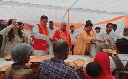Lucknow : स्टांप पंजीयन मंत्री के विशाल भंडारे में उमड़ी सरकार, मंत्रियों ने भक्तों को बांटा प्रसाद
