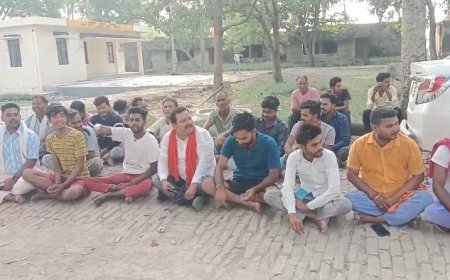 Sitapur : चार दिनों से बिजली गुल होने पर रेउसा पावर हाउस पर उपभोक्ताओं का फूटा गुस्सा, प्रदीप अवस्थी के नेतृत्व में घेराव और धरना शुरू
