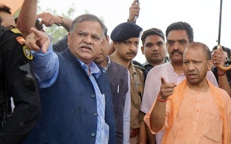 उत्तर प्रदेश में बड़ी राजनैतिक हलचल: मुख्यमंत्री योगी आदित्यनाथ ने आज शाम अपने सरकारी आवास पर बुलाई कैबिनेट मंत्रियों की महाबैठक।