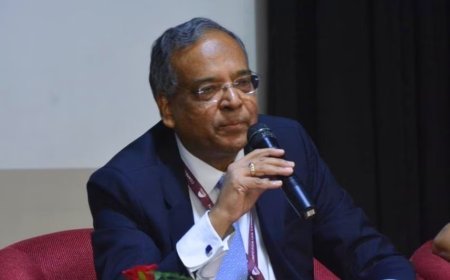 दिल्ली के हौज़ खास में बड़ा हादसा: AC ब्लास्ट के कारण घर में लगी भीषण आग, झुलसने से पूर्व आईएएस अधिकारी की दर्दनाक मौत।