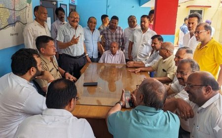 Bajpur: दिनदहाड़े सोने की अंगूठी लूटने को लेकर व्यापारियों ने एसएसआई को घेरा। 