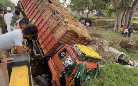 Hathras : अनियंत्रित होकर नाले में गिरा तेज रफ्तार कैंटर, चालक कूदकर भागा, बड़ा हादसा टला