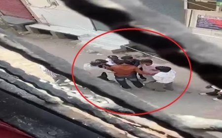 गाजियाबाद के खोड़ा में खौफनाक वारदात, 4 से 5 लड़कों  ने 17 वर्षीय सूर्या की चाकू से गोदकर सरेराह कर दी निर्मम हत्या।