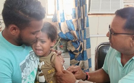 Sitapur: खैराबाद क्षेत्र में कुत्ते-बंदरों के आतंक से बढ़े मरीज, रोज लग रहे एंटी रेबीज इंजेक्शन।