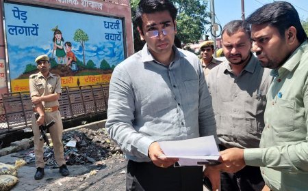 Hathras: मानसून से पहले जलभराव रोकने को डीएम ने किया नालों और पंपिंग स्टेशन का निरीक्षण। 