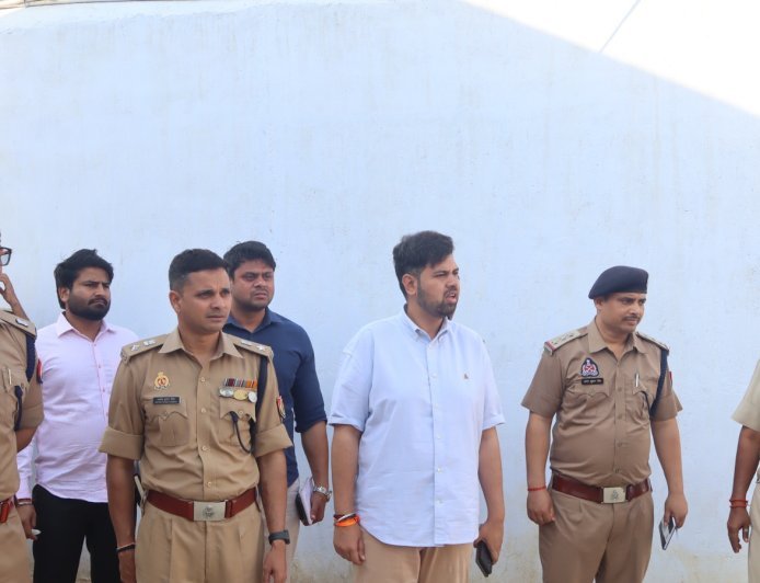 Hardoi : जिला कारागार का जिलाधिकारी और पुलिस अधीक्षक ने किया औचक निरीक्षण, व्यवस्थाओं को परखने के साथ बंदियों का जाना हाल
