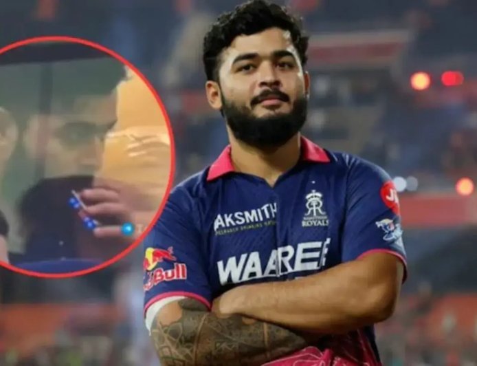 ड्रेसिंग रूम में ई-सिगरेट पीते हुए कैमरे में कैद हुए रियान पराग, BCCI ने मैच फीस का 25% हिस्सा काटा।