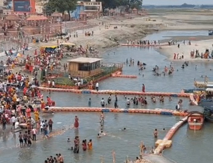 Ayodhya: बुद्ध पूर्णिमा पर अयोध्या में उमड़ा आस्था का सैलाब, सरयू तट पर श्रद्धालुओं की भारी भीड़। 