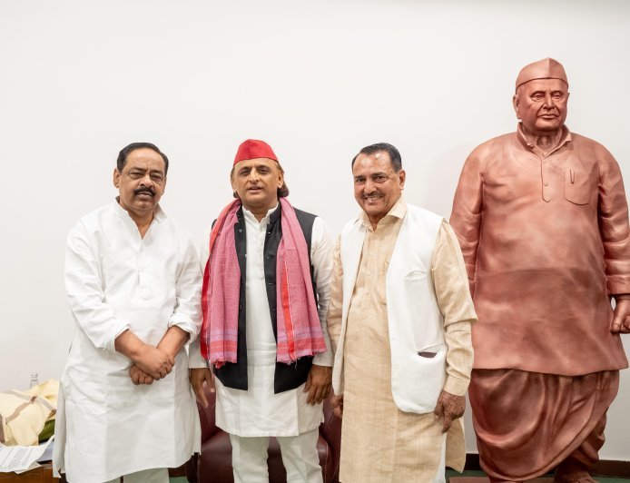 Saharanpur : पूर्व सांसद हाजी फ़ज़लुर्रहमान की लखनऊ में समाजवादी पार्टी के राष्ट्रीय अध्यक्ष अखिलेश यादव से मुलाक़ात