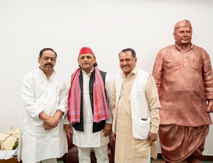 लखनऊ में सपा शक्ति प्रदर्शन: हाजी फ़ज़लुर्रहमान की अखिलेश यादव से मुलाक़ात, 2027 की रणनीति पर मंथन। 