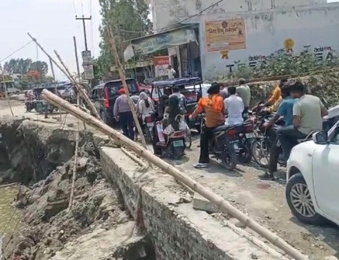 Bajpur: बरसात से पहले पुल का निर्माण नहीं हुआ तो लोगो को बाढ़ का सामना करना पड़ेगा। 