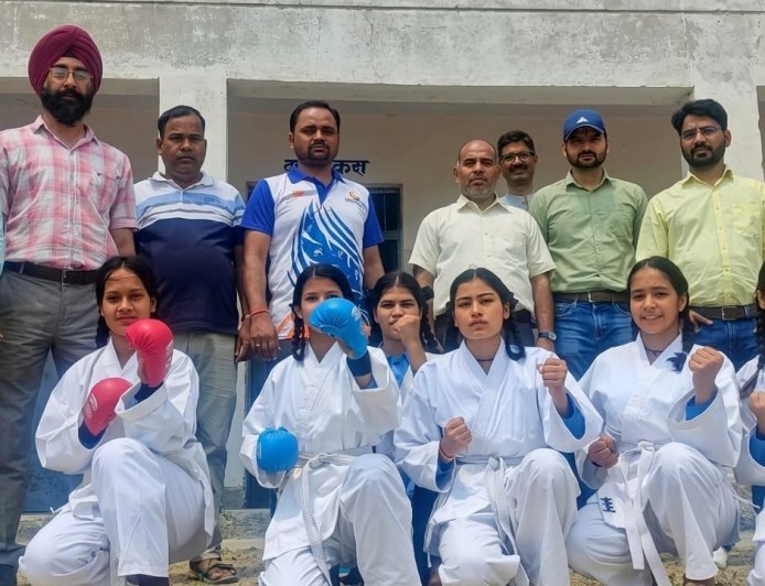 Bajpur: 23वी उत्तराखंड राज्य स्तरीय कराटे प्रतियोगिता  में राजकीय इंटर कॉलेज पूभाऊ की 6 बालिकाओं का चयन। 