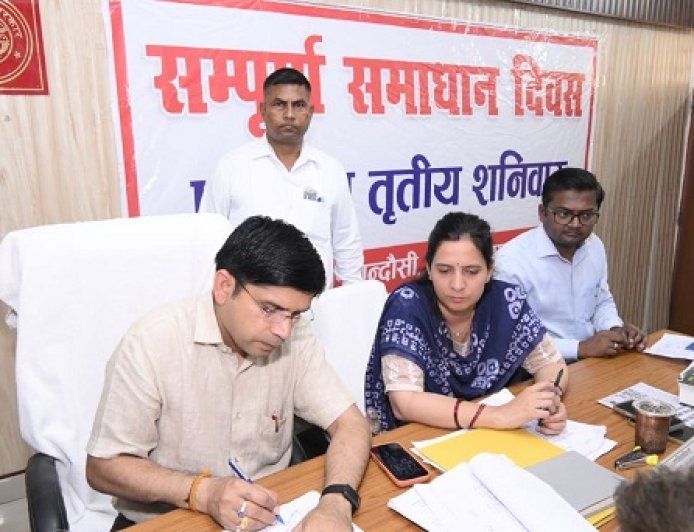 Sambhal: समाधान दिवस में सख्ती का संदेश: अवैध कब्जेदारों पर FIR, 15 दिन में चमकेगी कांशीराम कॉलोनी।