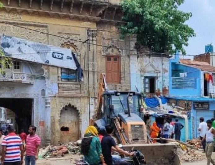 सीतापुर में बड़ा प्रशासनिक एक्शन: रानी कोठी से हटेगा अवैध कब्जा, बुजुर्गों के लिए बनेगा आश्रय।