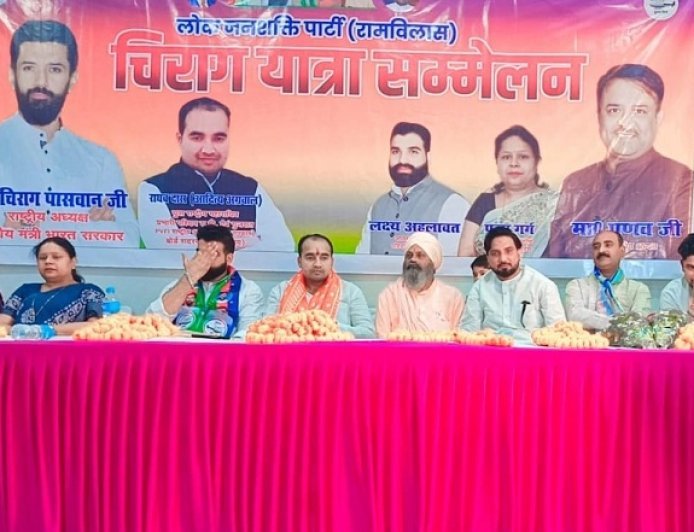 Deoband: पूर्व सभासद आकिल चौधरी सैकड़ों समर्थकों संग लोक जनशक्ति पार्टी में शामिल। 