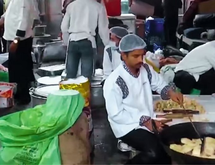 दिल्ली भाजपा मुख्यालय में विजय उत्सव की तैयारी: रुझानों में बढ़त देख कढ़ाइयों में छनने लगी पूरियां और बनने लगीं मिठाइयां।