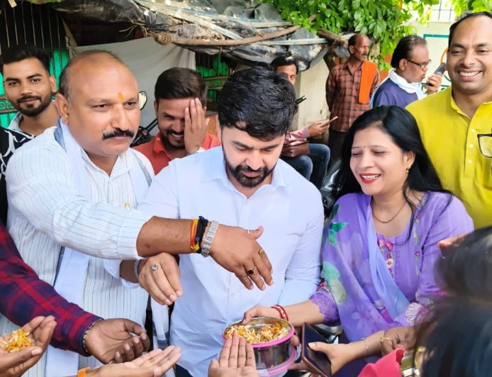 Hardoi: पश्चिम बंगाल में भाजपा की जीत पर हरदोई में जश्न, कार्यकर्ताओं ने झालमुड़ी खिलाकर मनाई खुशी। 