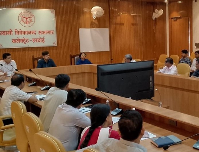 Hardoi: बाढ़ पूर्व तैयारियों को लेकर जिला आपदा प्रबंधन की बैठक, डीएम अनुनय झा ने दिए सख्त निर्देश।