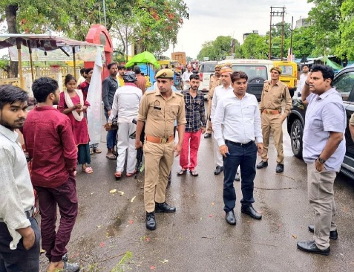 Sitapur: भारी बारिश के बीच डीएम ने किया काशीराम कॉलोनी का निरीक्षण, जल निकासी, बिजली व्यवस्था और गिरे पेड़ों को हटाने के दिए निर्देश।