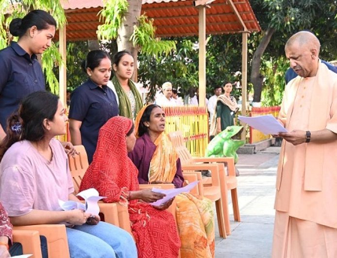 Lucknow: 'मत करें चिंता, हर समस्या का समाधान होगा': जनता दर्शन में CM योगी ने 200 लोगों की सुनी फरियाद।