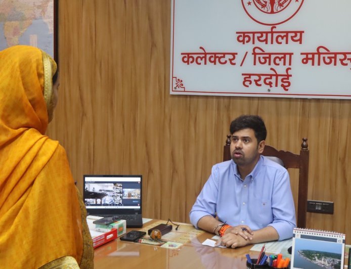 Hardoi: जनसुनवाई में जिलाधिकारी ने सुनी 85 शिकायतें, त्वरित निस्तारण के दिए निर्देश। 