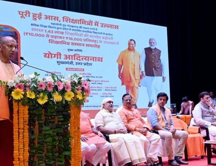 Gorakhpur: शिक्षामित्रों को दिया मंत्र: प्यार से पढ़ाएं, मारपीट कभी नहीं, घर-घर जाकर बच्चों को स्कूल लाएं।