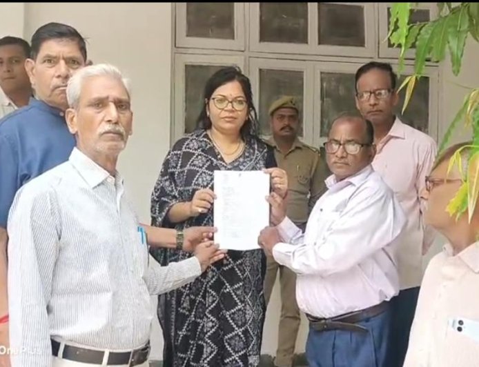 Sitapur: रसोई गैस संकट व जनसुनवाई-आरटीआई अव्यवस्था पर आजाद अधिकार सेना का ज्ञापन।