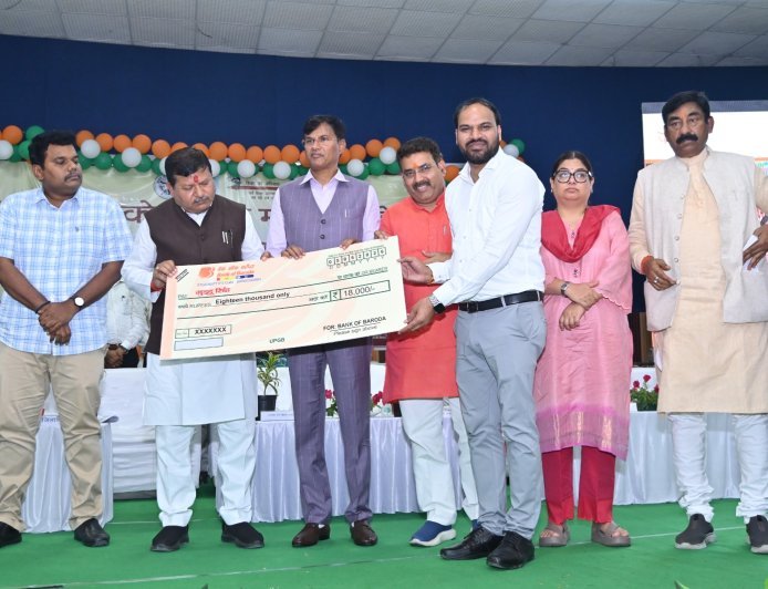 Sitapur: शिक्षामित्रों के सम्मान में भव्य आयोजन, मानदेय वितरण का हुआ शुभारम्भ।