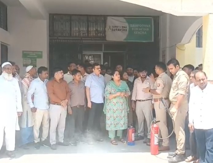 Sambhal: जिला अस्पताल में फायर मॉक ड्रिल, आग से बचाव के गुर सिखाए गए। 
