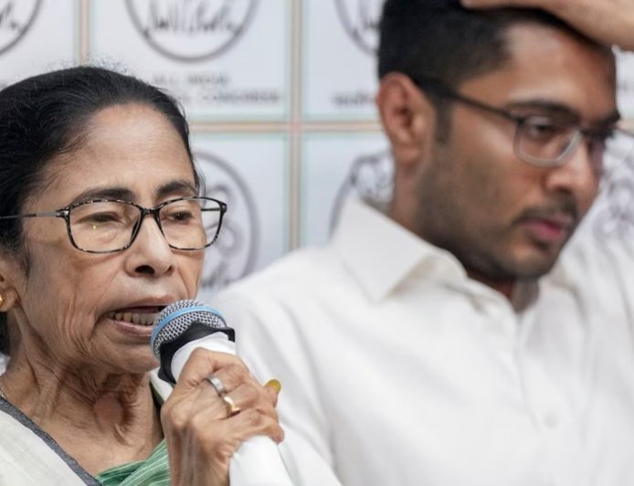 ममता बनर्जी का चुनाव आयोग पर सीधा प्रहार, कहा- हमारी लड़ाई भाजपा से नहीं बल्कि चुनाव आयोग से थी।
