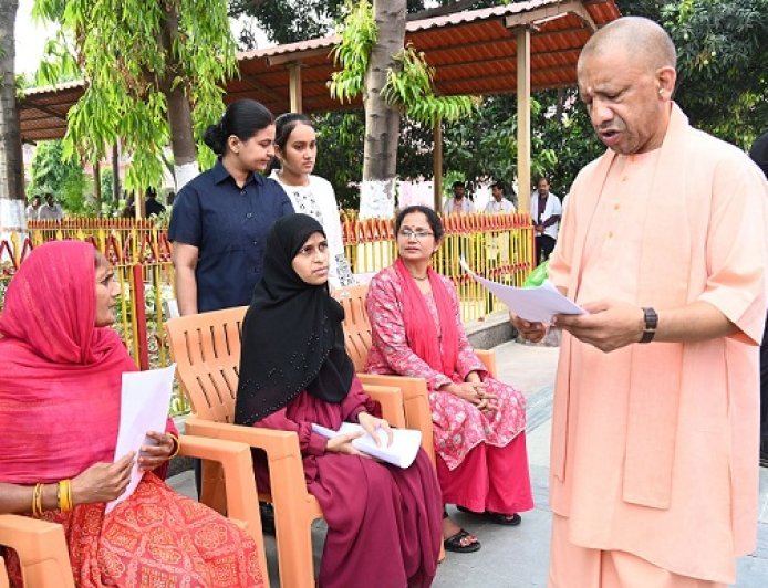 Gorakhpur: जनता दर्शन में 200 फरियादियों की सुनी बात, सीएम का भरोसा—सरकार आपके साथ।