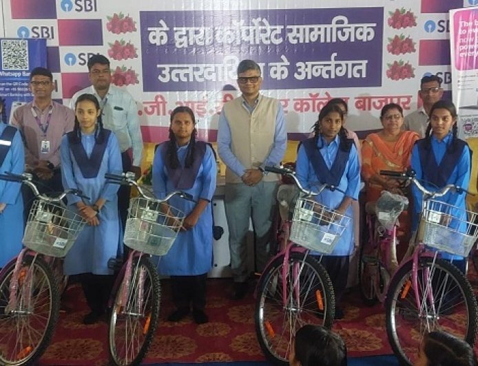 Bajpur: साइकिल पाकर खुश हुई बालिकाएं,एसबीआई ने किया अपने दायित्व का निर्वहन,100 बालिकाओं के चेहरे पर लाई गई मुस्कान। 