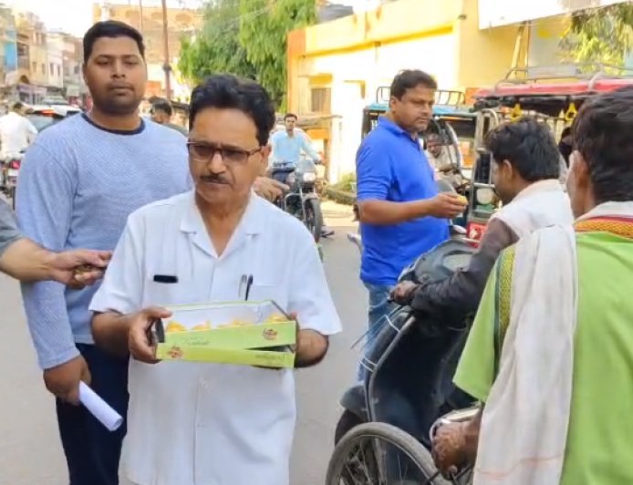 Sambhal: स्मार्ट मीटर पर सरकार का यू-टर्न: डॉ. नाजिम ने मिठाई बांटकर मनाई खुशी। 
