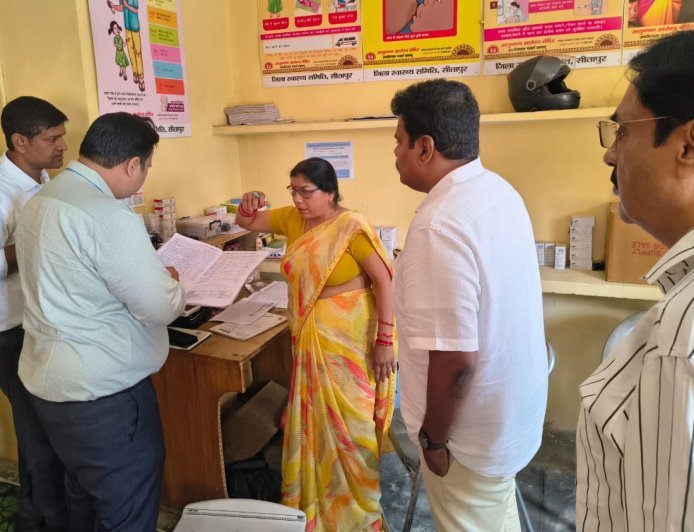 Sitapur: लापरवाही पर डीएम का कड़ा एक्शन: 4 महीने से बंद रजिस्टर, एएनएम पर गिरी गाज।