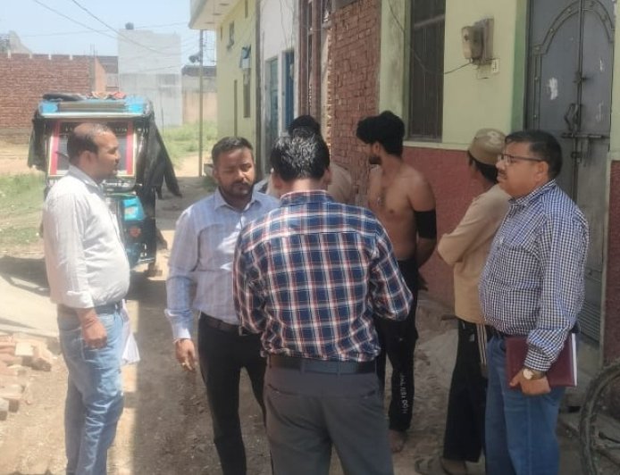 Deoband: विजिलेंस टीम की कार्रवाई, सीढ़ी लगाकर पकड़ी बिजली चोरी। 