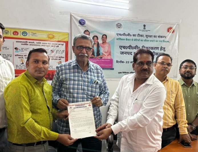 Hardoi: राष्ट्रीय स्वास्थ्य मिशन संविदा कर्मचारी संघ संबद्ध भारतीय मजदूर संघ ने सीएमओ को सौंपा ज्ञापन। 