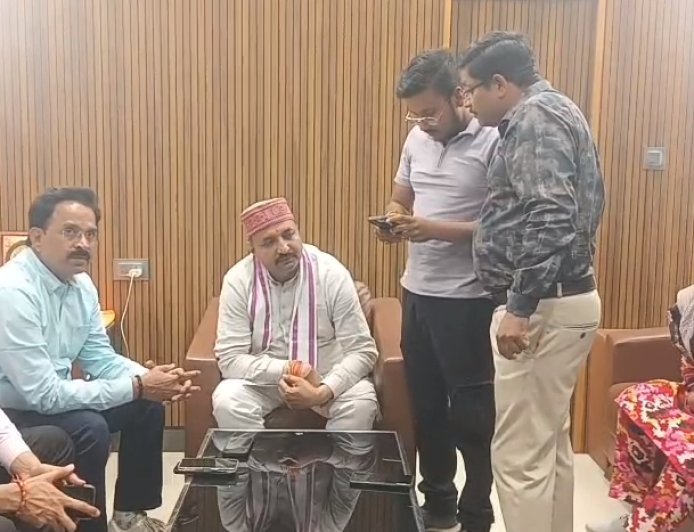 Sambhal: स्व-जनगणना अभियान की जोरदार शुरुआत, भाजपा जिलाध्यक्ष ने खुद भरा फॉर्म, लोगों से की अपील।