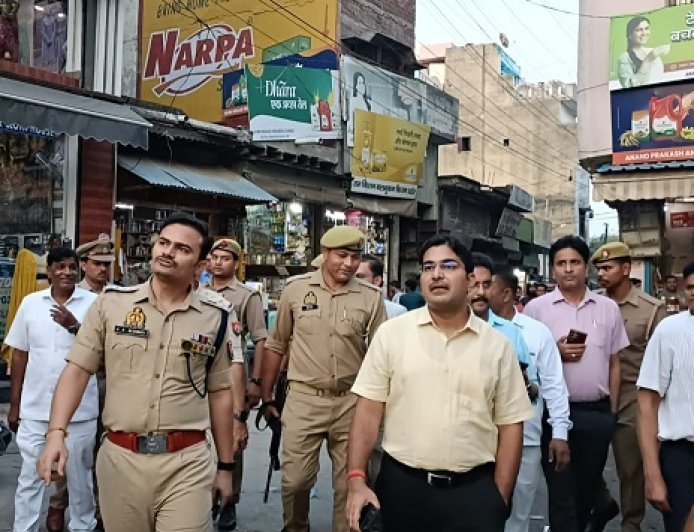 सम्भल में फ्लैग मार्च: नए DM अंकित खंडेलवाल ने संभाली कमान, बोले- शांति और विकास दोनों पर फोकस।