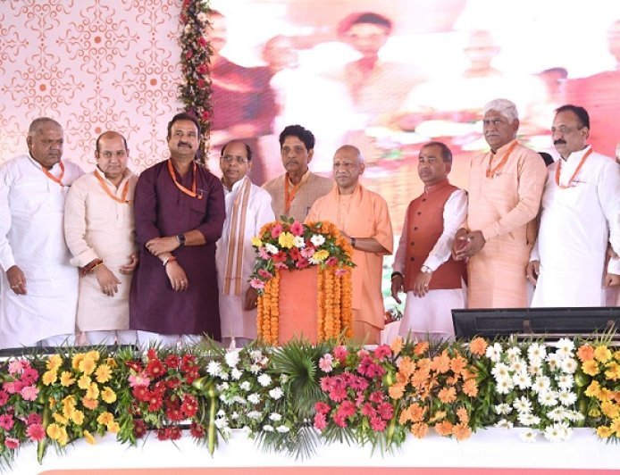 मुख्यमंत्री योगी का देवबंद से बड़ा संदेश, विपक्ष पर हमला, दारुल उलूम पर इशारों में वार।