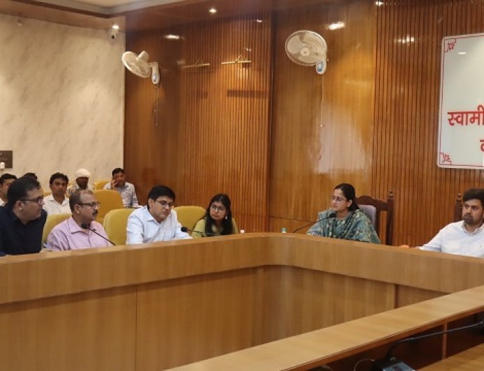 Hardoi: मनरेगा और 15वें वित्त आयोग के कार्यों की समीक्षा बैठक सम्पन्न, डीएम अनुनय झा ने अधिकारियों को दिए सख्त निर्देश। 