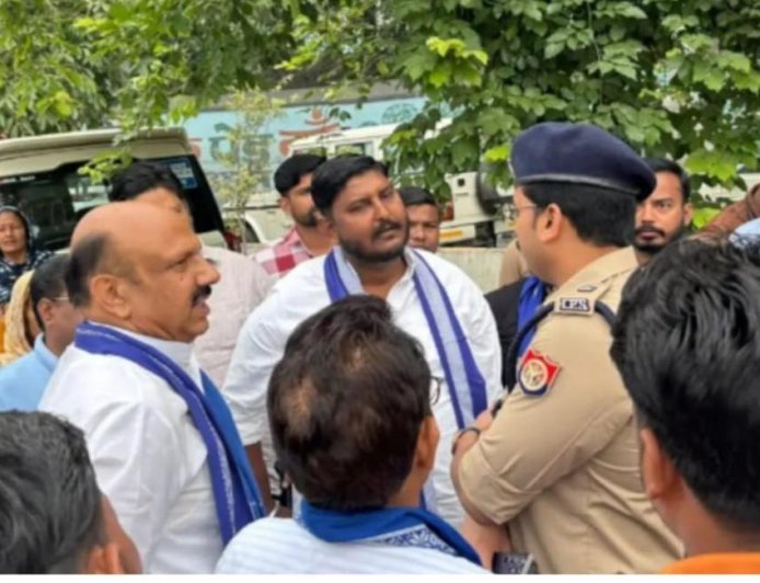 Saharanpur : दलित परिवारों के मकानों पर कार्रवाई के बाद प्रशासन और आजाद समाज पार्टी में समझौता, प्रदर्शन टला