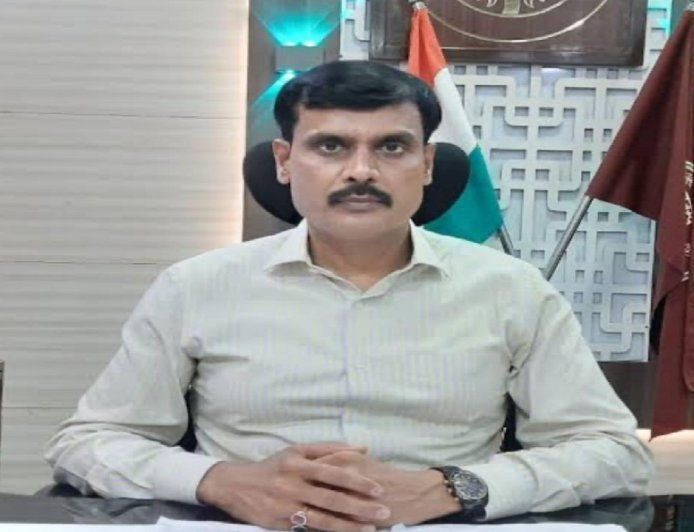 Ballia : राजस्व वसूली में तेजी लाएं विभाग, लक्ष्य के अनुसार करें कार्य - डीएम