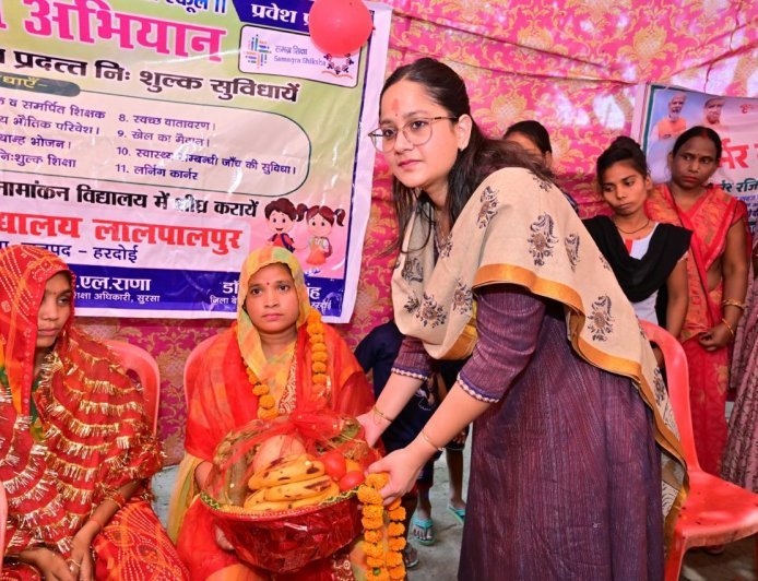 Hardoi : मुख्य विकास अधिकारी ने ग्राम चौपाल में सुनीं समस्याएं, स्कूल और गौशाला का किया निरीक्षण