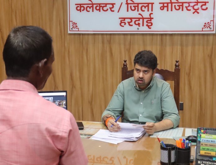 Hardoi : जिलाधिकारी ने जनसुनवाई में सुनीं 92 समस्याएं, त्वरित निस्तारण के दिए निर्देश