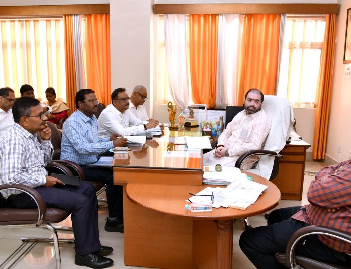 Lucknow : खाद्य रसद विभाग की समीक्षा बैठक: अन्नपूर्णा भवनों के निर्माण में तेजी और गेहूं खरीद लक्ष्य पूरा करने के निर्देश