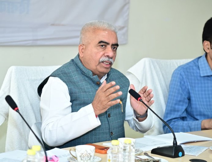Lucknow : एमएसएमई योजनाओं की प्रगति की मंत्री राकेश सचान ने की समीक्षा