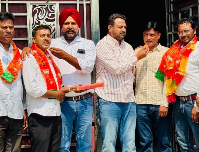 Bajpur : भाजपा नेता ने किया अल्पसंख्यक मोर्चा के नवनियुक्त पदाधिकारियों का स्वागत